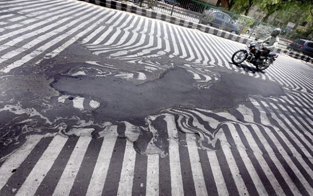  Road markings appear distorted as charcoal melt due to heat in New Delhi, India Photo: Harish Tyagi/EPA 