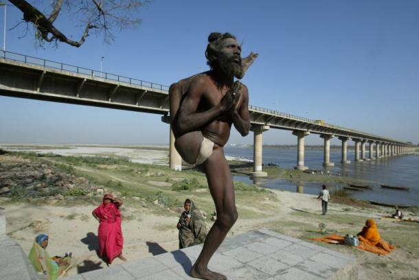 ndia's holy men practising yoga 4