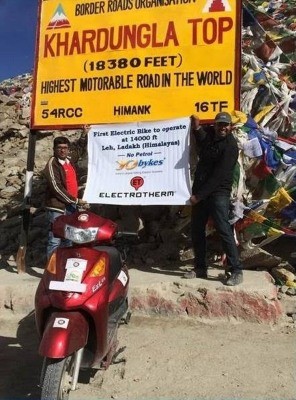 Electric-scooter-reaches-Khardung-La-2