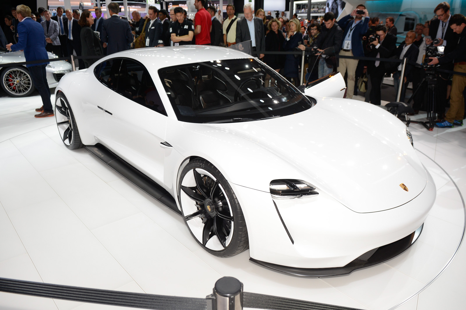 Porsche mission e 01