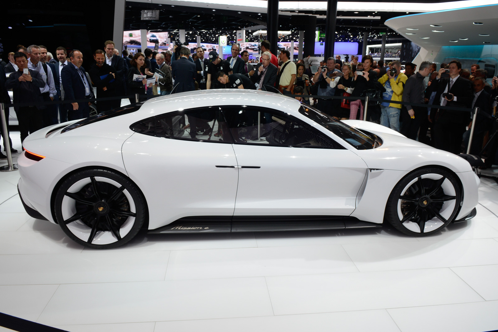 Porsche mission e 01