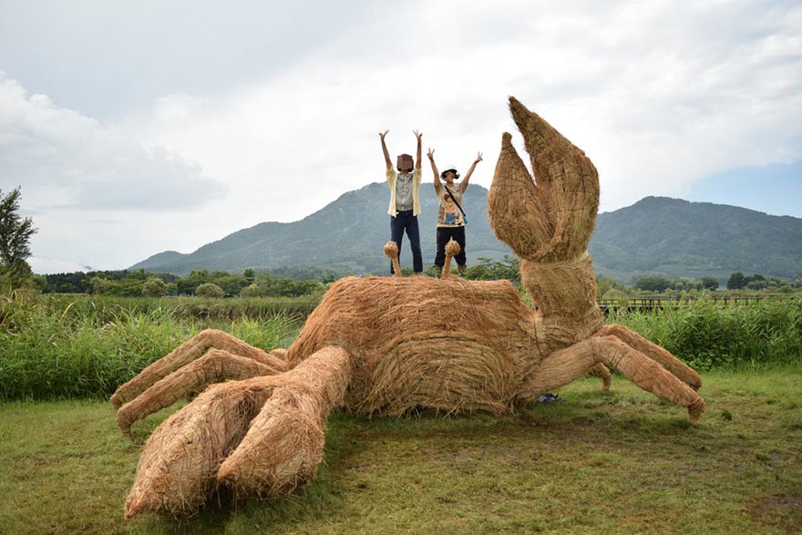 Rice-straw sculpture at ware festival  10