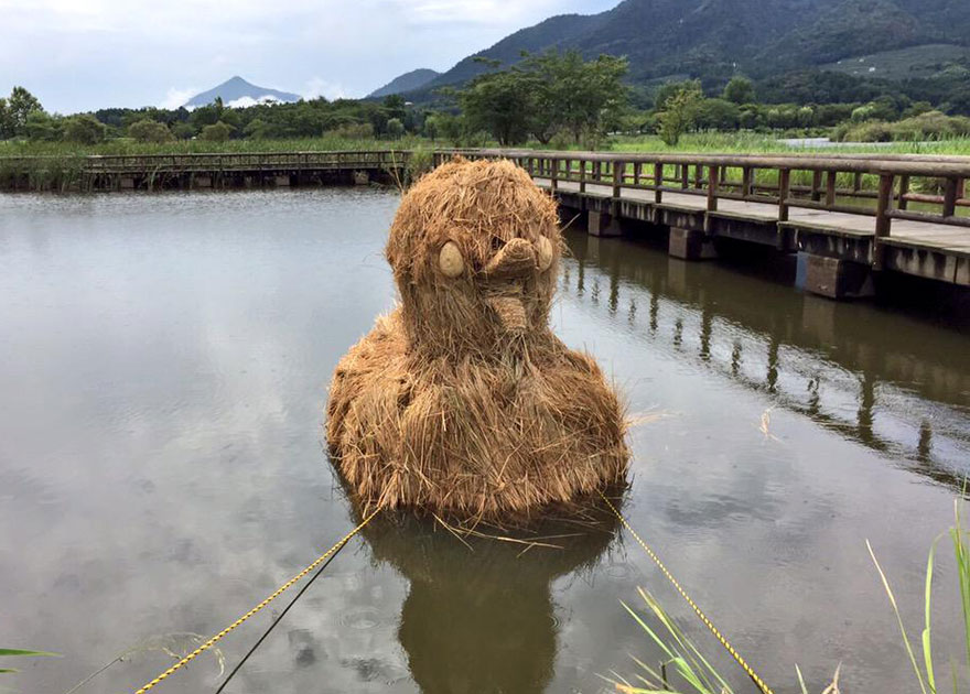 Rice-straw sculpture at ware festival  11