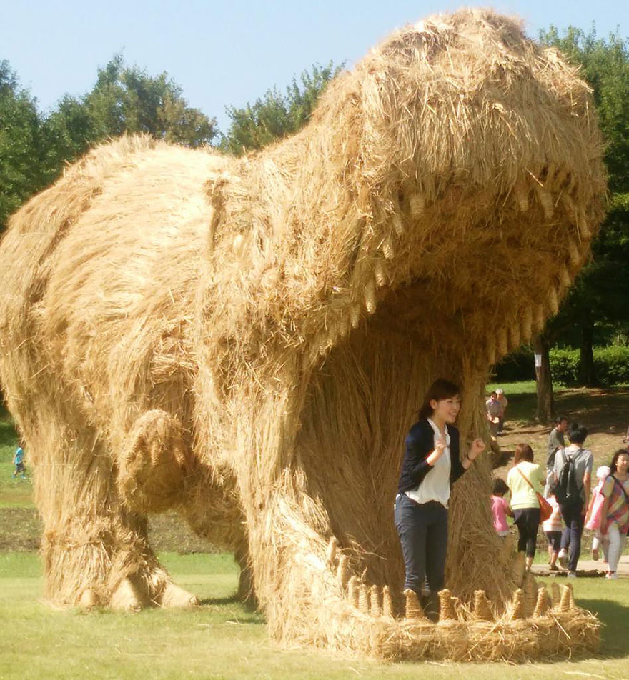 Rice-straw sculpture at ware festival  2