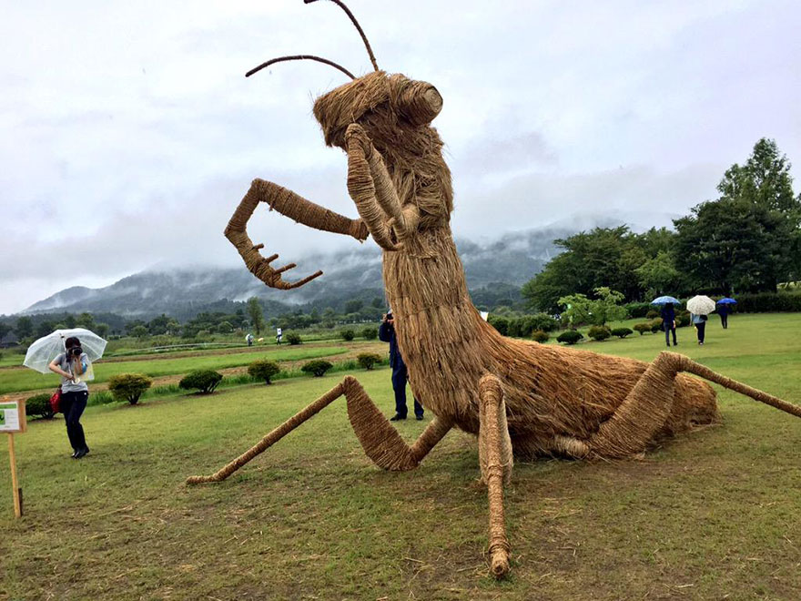 Rice-straw sculpture at ware festival  3