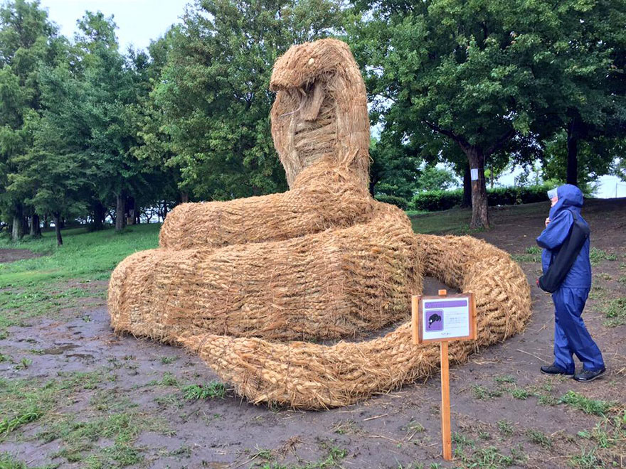 Rice-straw sculpture at ware festival  4