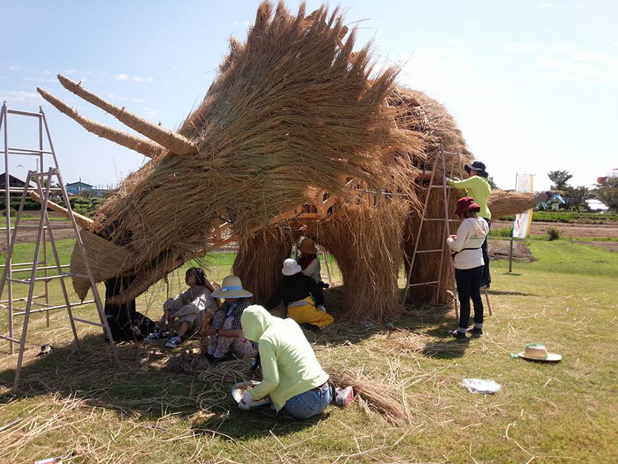 Rice-straw sculpture at ware festival  5