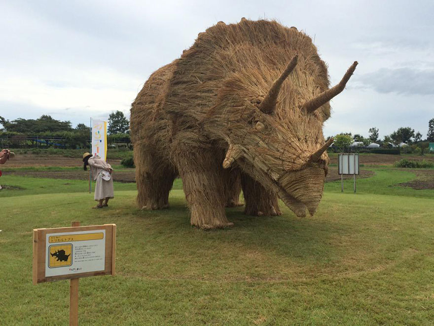 Rice-straw sculpture at ware festival  6