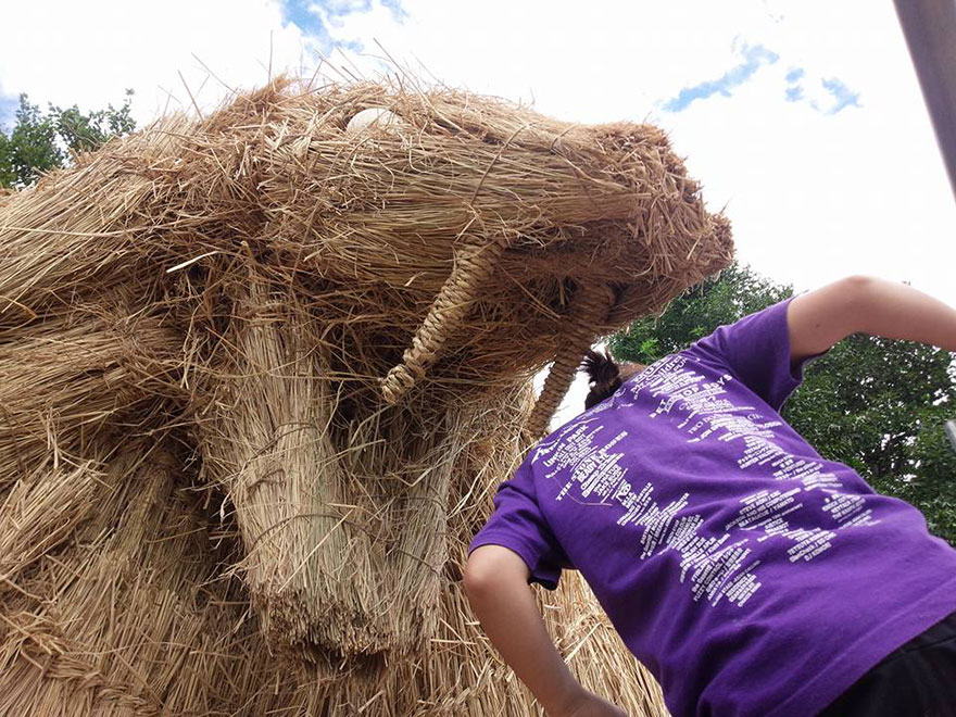 Rice-straw sculpture at ware festival  9