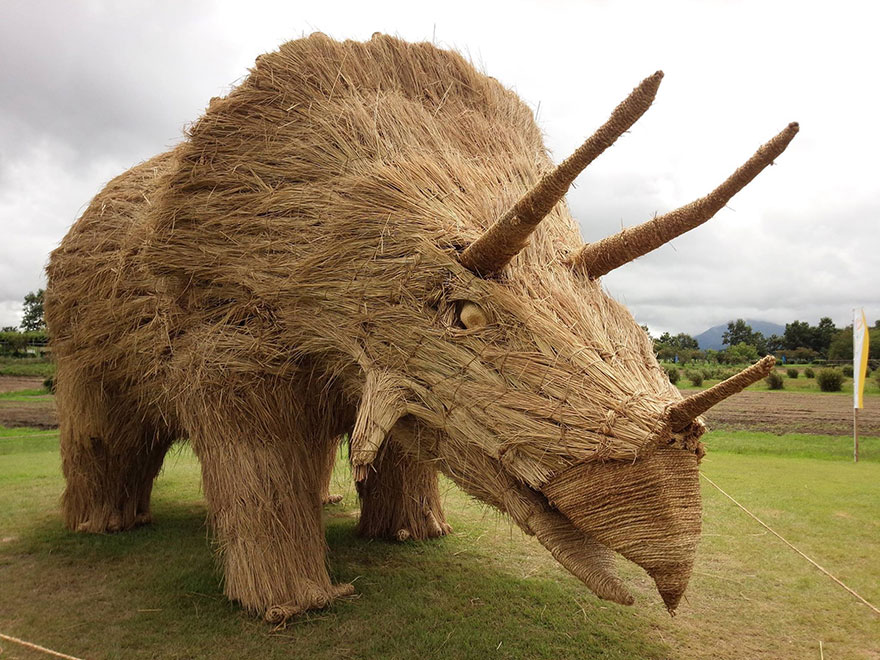 Rice-straw sculpture at ware festival