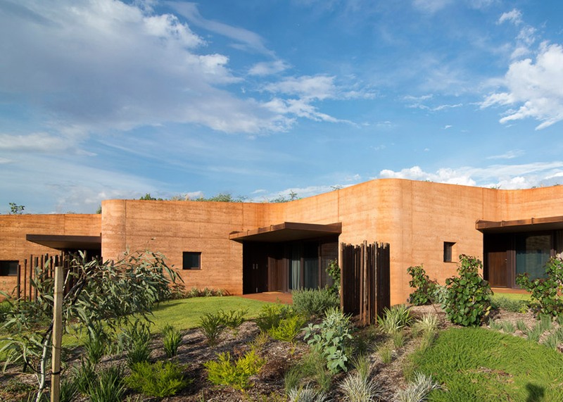 Sustainable rammed earth wall residences by Luigi Rosselli Architects  3