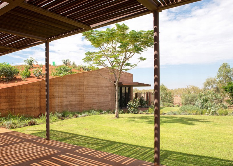 Sustainable rammed earth wall residences by Luigi Rosselli Architects  4
