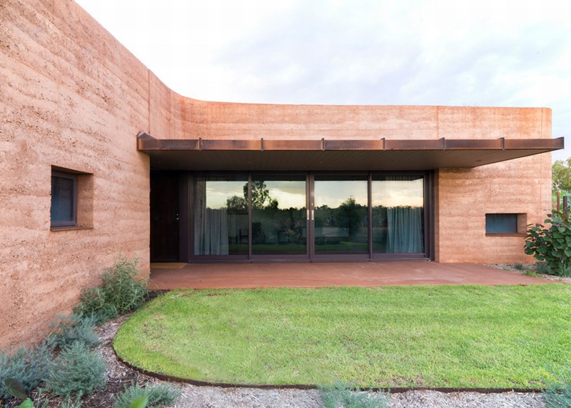 Sustainable rammed earth wall residences by Luigi Rosselli Architects  6
