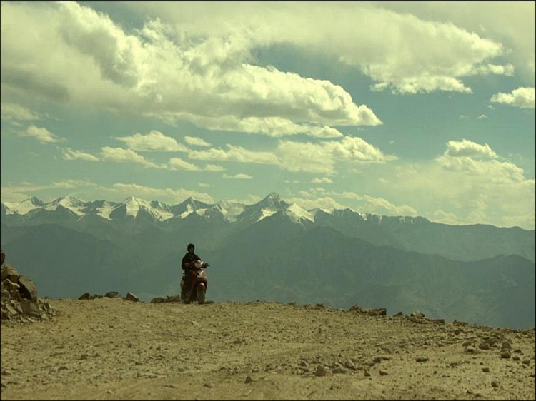 Yobykes electric scooter  at khardung la pass2