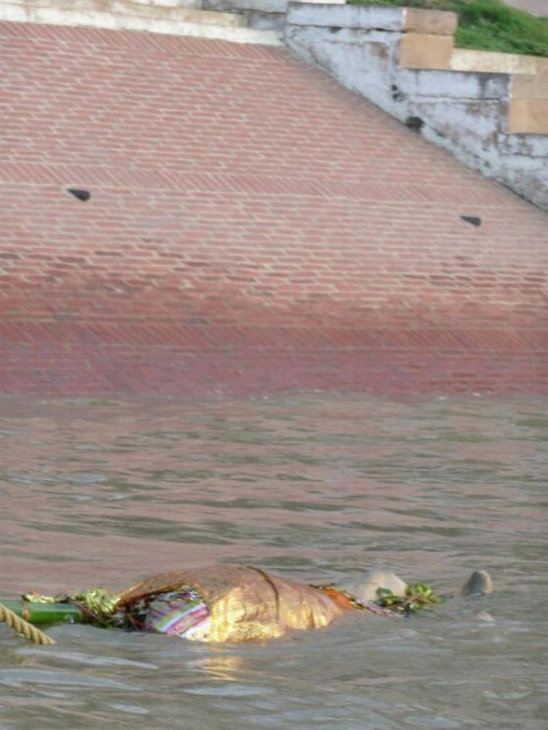 A corpse floating in the Ganges River 3