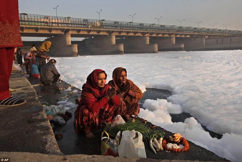 Foam In Yamuna River 2