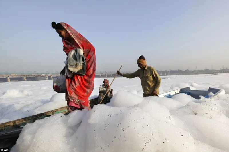 Foam In Yamuna River 4