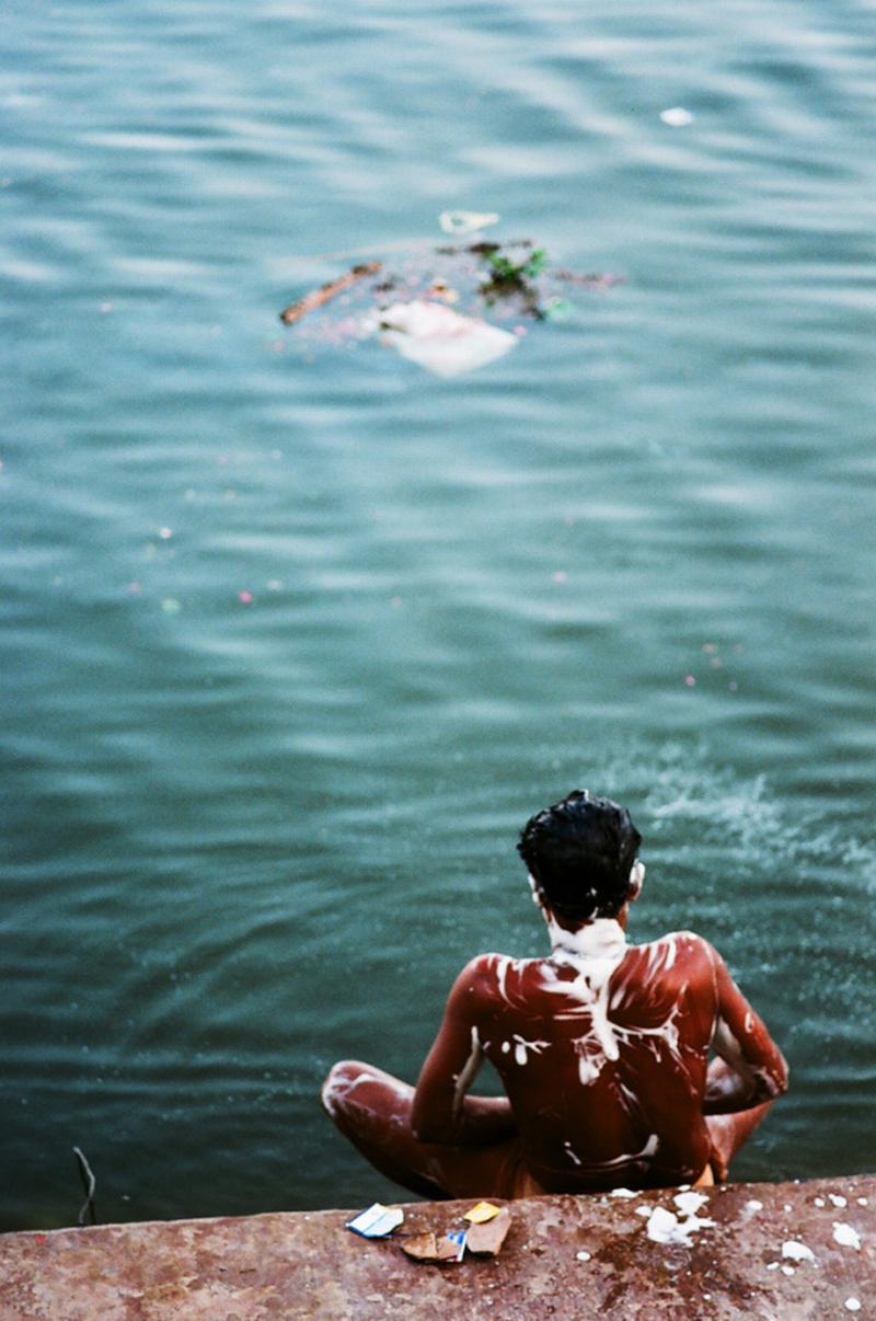 bathing with corpses in ganges