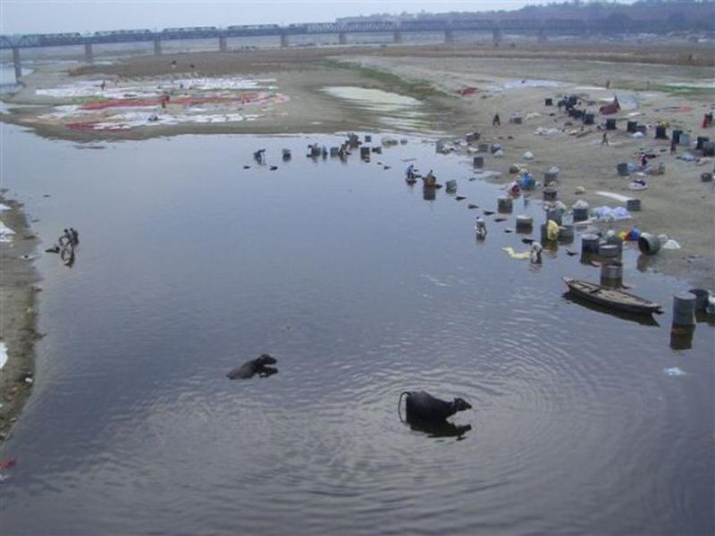 cloth washing on ganges banks