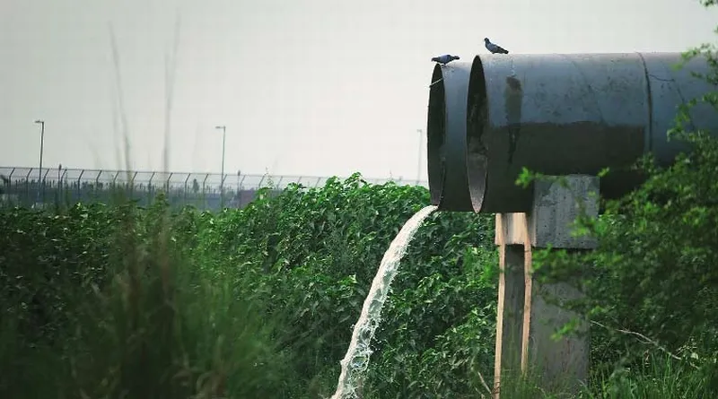 untreated sewage being released into Yamuna near Wazirabad bridge barrage