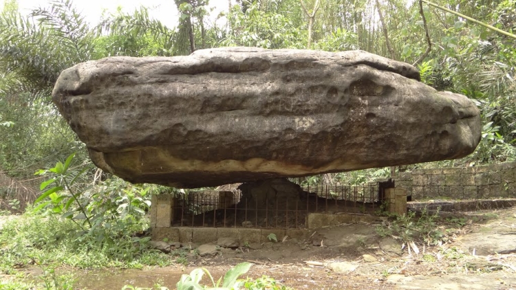 Balancing rock Mawynonng