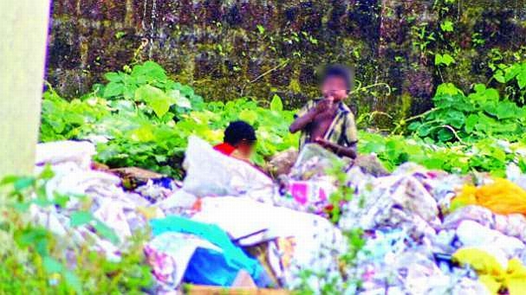 Kanaur kids eating from garbage