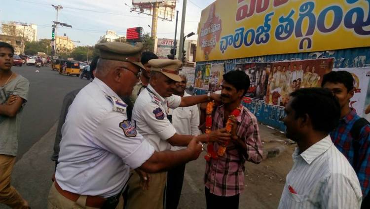 Hyderabad police garlanding people urinating in public places
