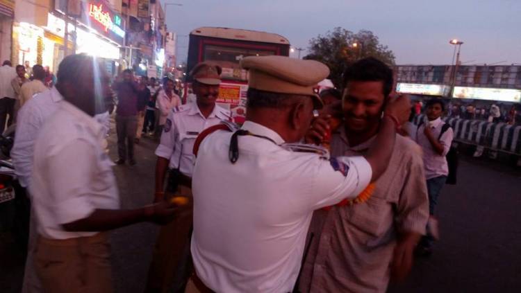 Hyderabad police garlanding people urinating in public