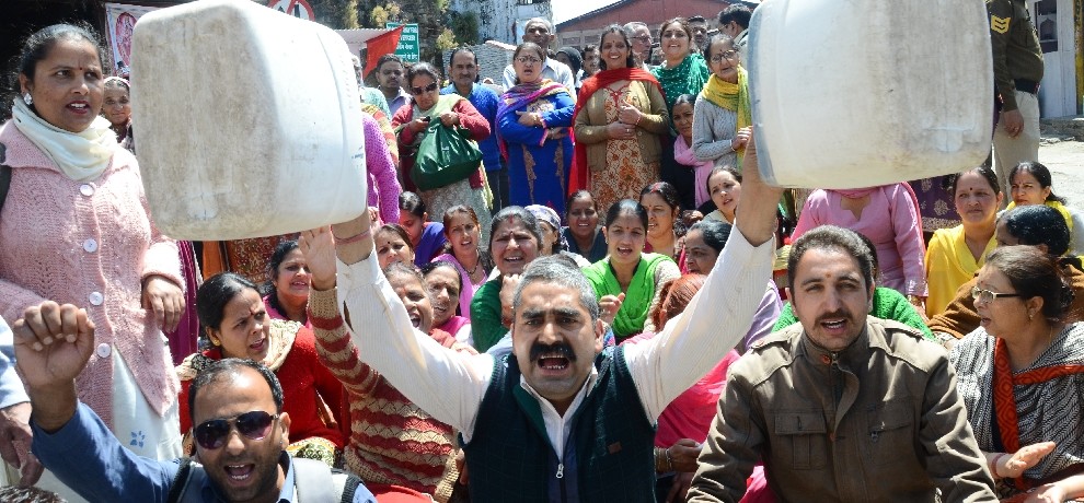 Angry People Protest over water scarcity in Shimla, Himachal Pradesh