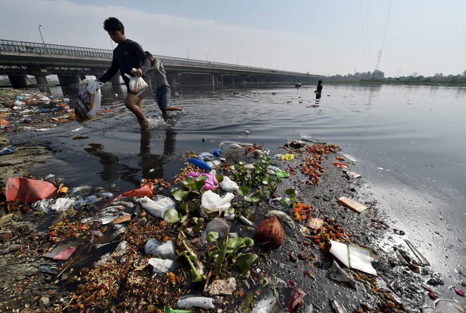 Rag pickers in Yamuna