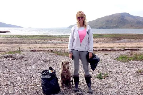 Loli, Intelligent Weimaraner Helps Her Owners in Collecting Plastic Waste Off of the Beaches in UK