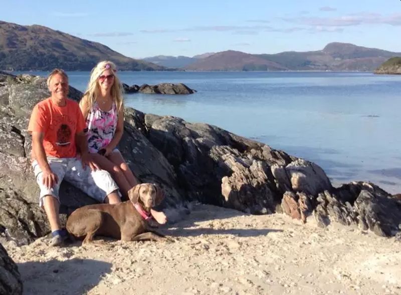 Loli, Intelligent Weimaraner Helps Her Owners in Collecting Plastic Waste Off of the Beaches in UK