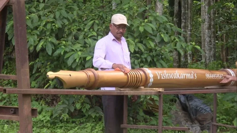 Carpenter Reminisces the Era of Fountain Ink Pens, Creates a 19.5 ft. Wooden Replica