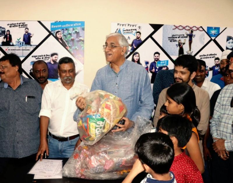 Chhattisgarh Has India’s First Garbage Café That Gives Food in Exchange of Plastic Waste