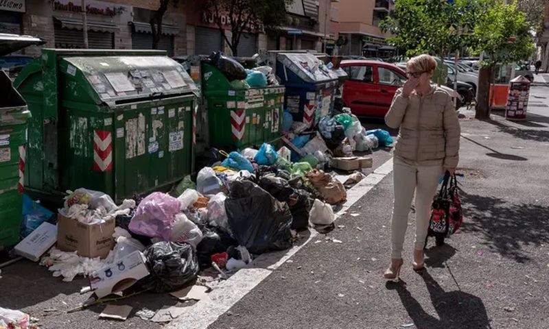 Tacking the Garbage Crisis, Rome Offers Free Metro Tickets in Exchange for Plastic Bottles