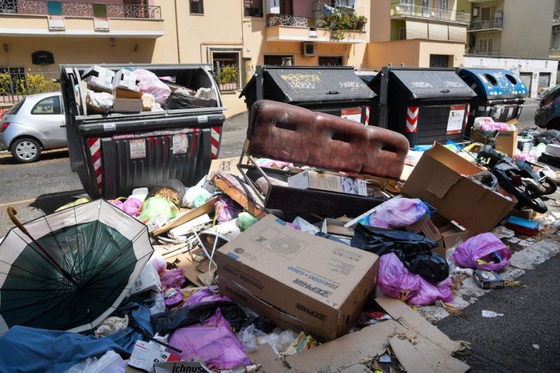 Tacking the Garbage Crisis, Rome Offers Free Metro Tickets in Exchange for Plastic Bottles