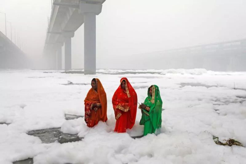 Devotees Performed Chhath Puja amidst Smog and Toxic Foam Waters of Yamuna