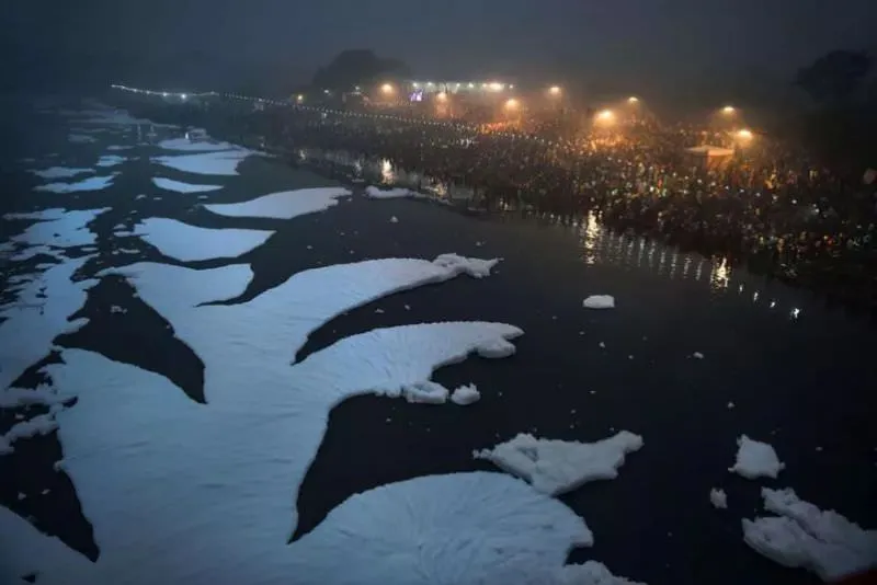 Devotees Performed Chhath Puja amidst Smog and Toxic Foam Waters of Yamuna