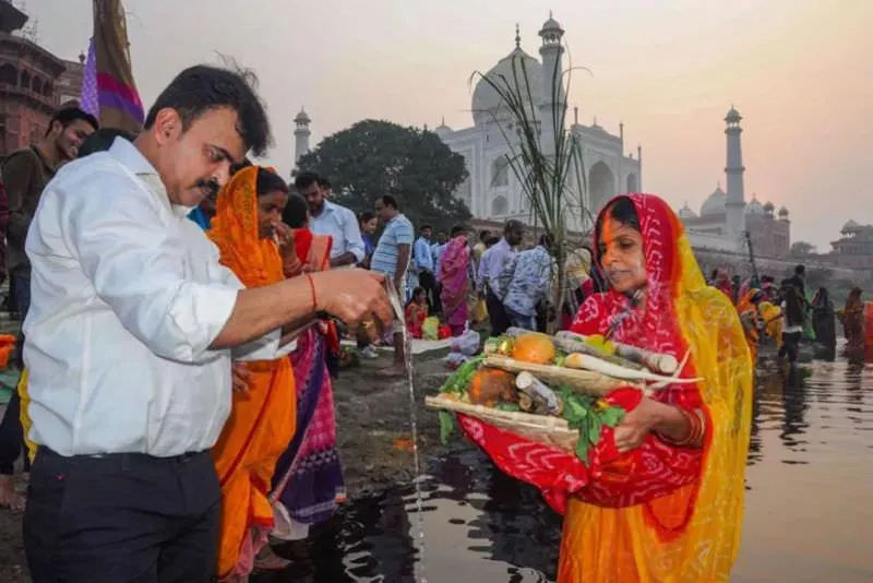 Devotees Performed Chhath Puja amidst Smog and Toxic Foam Waters of Yamuna