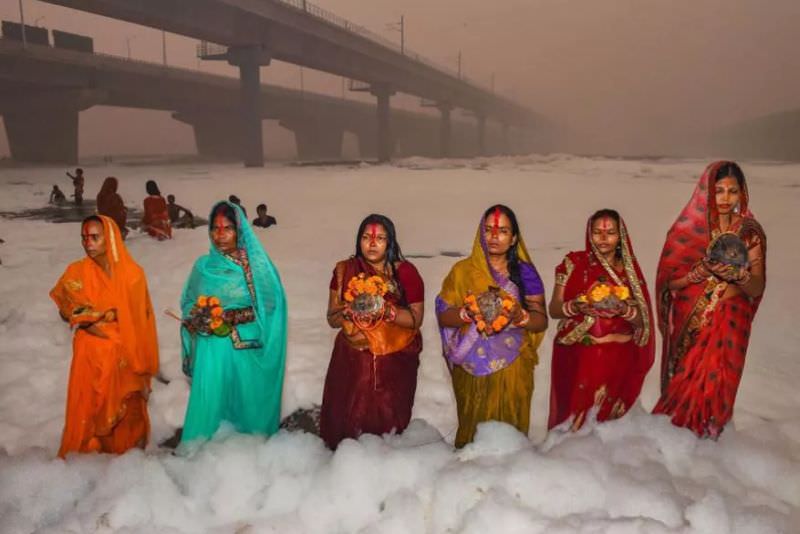 Devotees Performed Chhath Puja amidst Smog and Toxic Foam Waters of Yamuna