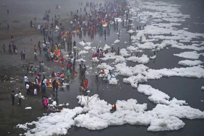 Devotees Performed Chhath Puja amidst Smog and Toxic Foam Waters of Yamuna