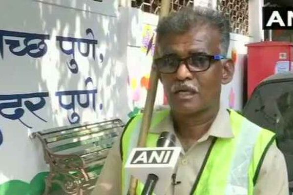 Twitter Applauds the Sanitation Worker Promoting Cleanliness Drive with Parody Bollywood Songs