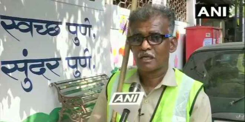 Twitter Applauds the Sanitation Worker Promoting Cleanliness Drive with Parody Bollywood Songs