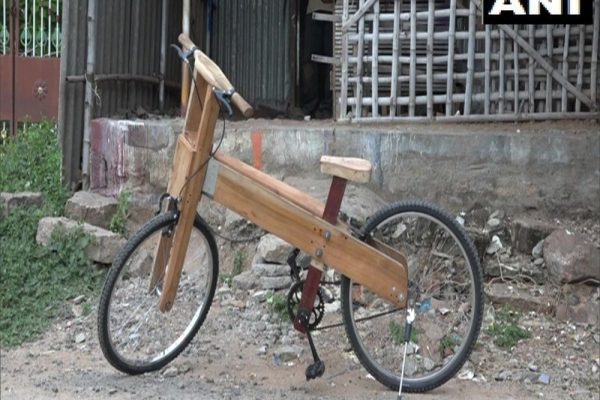 Self-Dependent India: Carpenter Builds Wooden Bicycle amidst Coronavirus Times