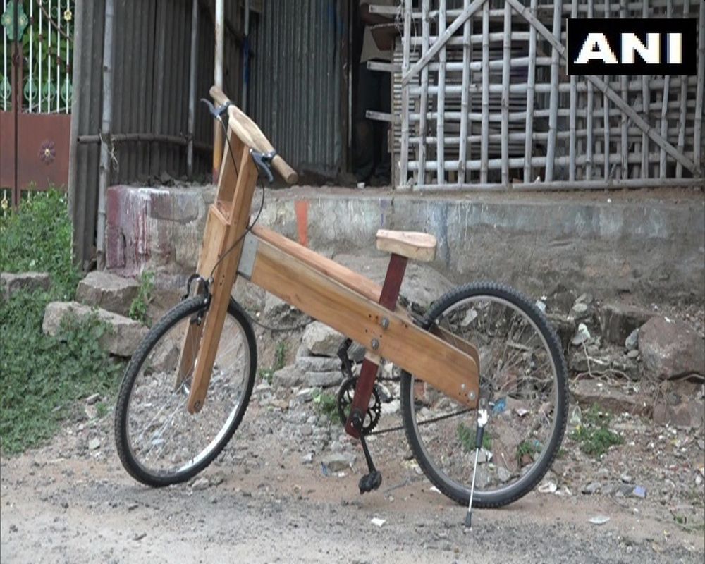 Self-Dependent India: Carpenter Builds Wooden Bicycle amidst Coronavirus Times