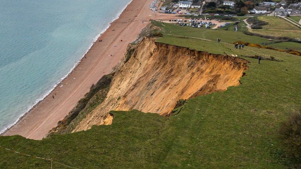 Jurassic Coast Sea Cliff Collapses in UK, Biggest Rockfalls in 6 Decades