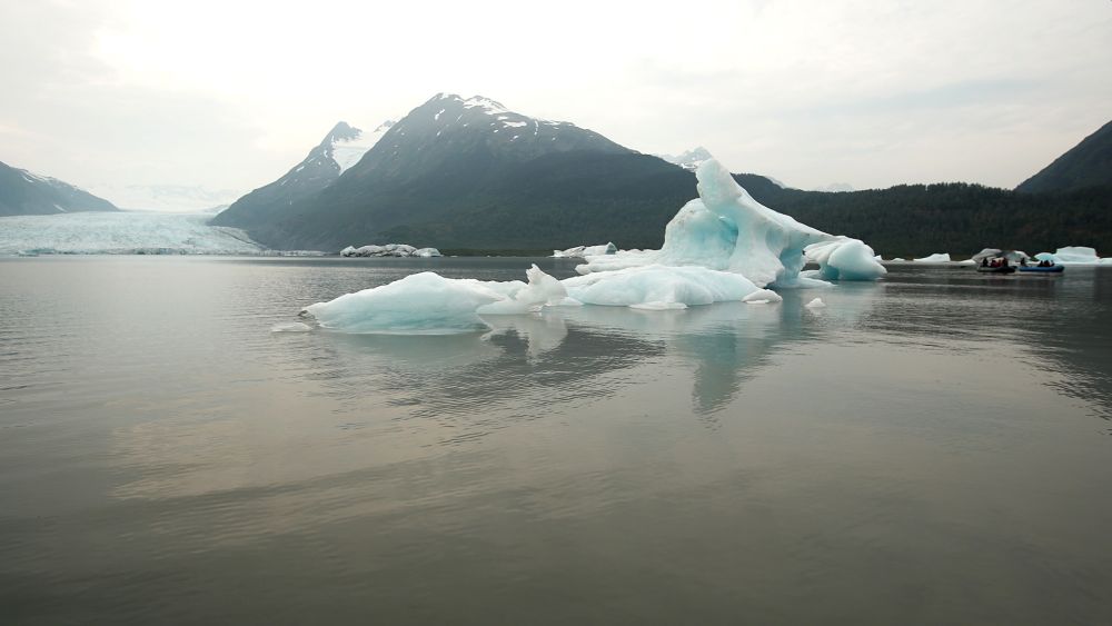 50 + Alarming Images of Melting Ice Masses amid Global Warming