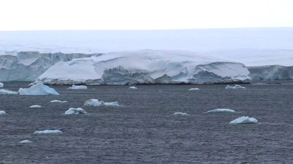 50 + Alarming Images of Melting Ice Masses amid Global Warming