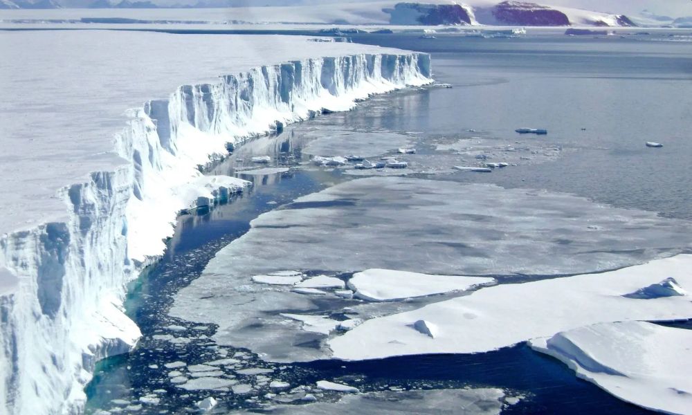 50 + Alarming Images of Melting Ice Masses amid Global Warming