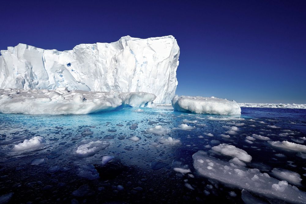 50 + Alarming Images of Melting Ice Masses amid Global Warming